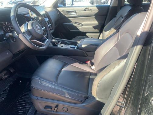 2023 Nissan Pathfinder SL 4WD