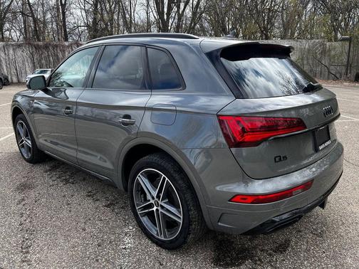 Chronos Gray Metallic 2023 Audi Q5 e 55 S line Premium Plus