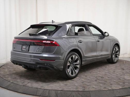 Daytona Gray Pearl Effect 2026 Audi Q8 55 Premium Plus