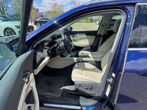 Navarra Blue Metallic 2023 Audi e-tron Premium Plus quattro
