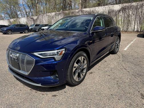 Navarra Blue Metallic 2023 Audi e-tron Premium Plus quattro