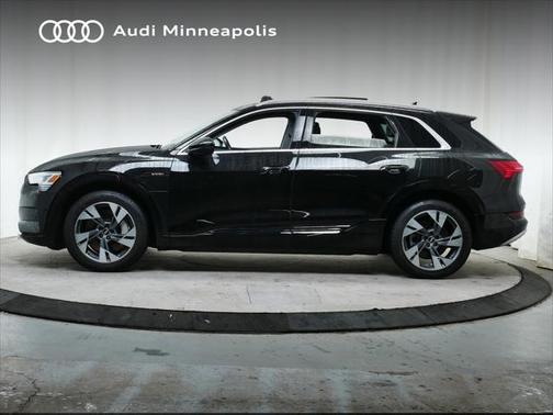 2022 Audi e-tron Premium Plus