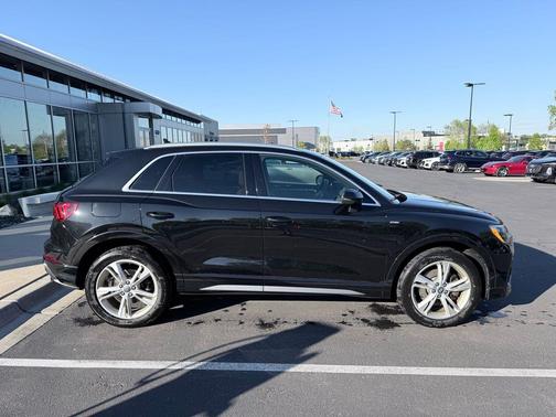 Mythos Black Metallic 2020 Audi Q3 45 S line Premium