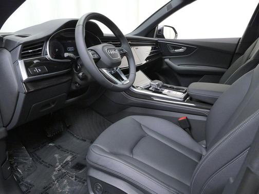Daytona Gray Pearl Effect 2026 Audi Q8 55 Premium Plus
