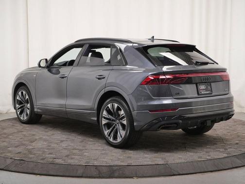 Daytona Gray Pearl Effect 2026 Audi Q8 55 Premium Plus