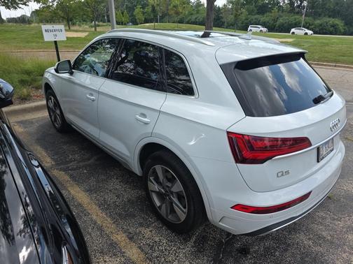 Glacier White Metallic 2024 Audi Q5 40 Premium