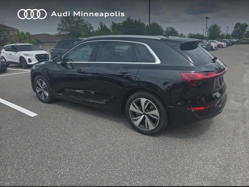 Mythos Black Metallic 2024 Audi Q8 e-tron Premium Plus