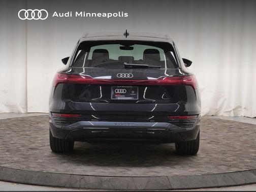Mythos Black Metallic 2024 Audi Q8 e-tron Premium Plus