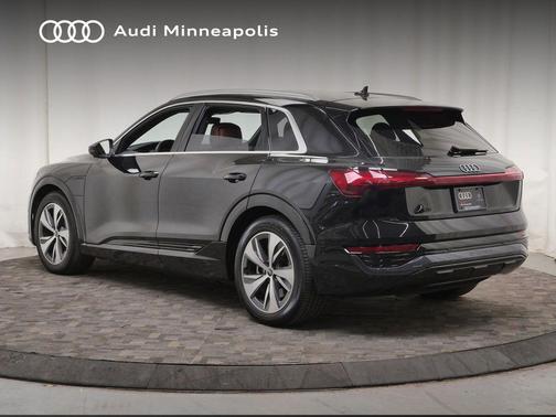 Mythos Black Metallic 2024 Audi Q8 e-tron Premium Plus