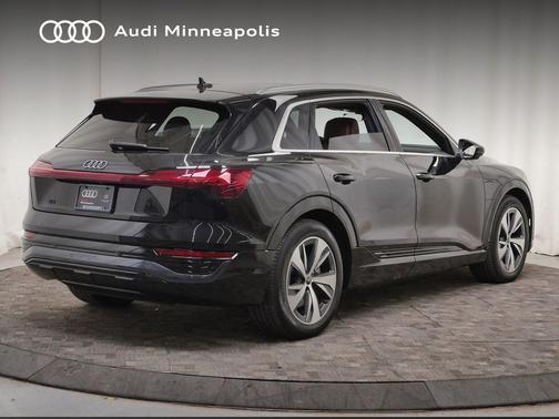 Mythos Black Metallic 2024 Audi Q8 e-tron Premium Plus