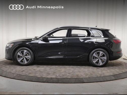 Mythos Black Metallic 2024 Audi Q8 e-tron Premium Plus