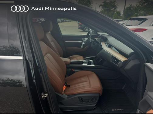 Mythos Black Metallic 2024 Audi Q8 e-tron Premium Plus