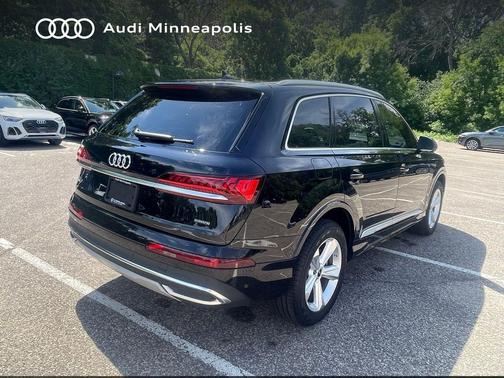Mythos Black Metallic 2023 Audi Q7 45 Premium
