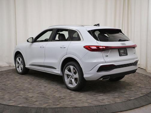 Glacier White Metallic 2026 Audi Q5 Premium Plus TFSI quattro S tronic