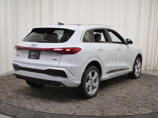 Glacier White Metallic 2026 Audi Q5 Premium Plus TFSI quattro S tronic