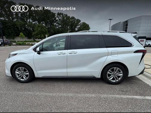 2022 Toyota Sienna Limited 7-Passenger