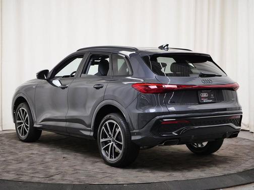 Tambora Gray Metallic 2026 Audi Q5 Premium Plus TFSI quattro S tronic