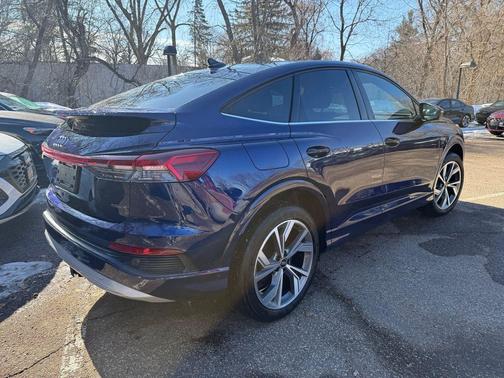 2022 Audi e-tron Premium Plus