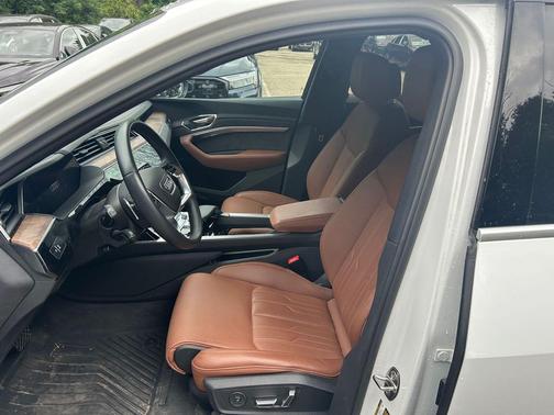 2019 Audi e-tron Premium Plus