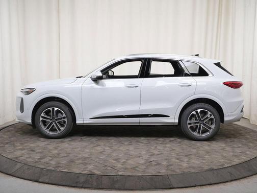 Glacier White Metallic 2026 Audi Q5 Premium TFSI quattro S tronic