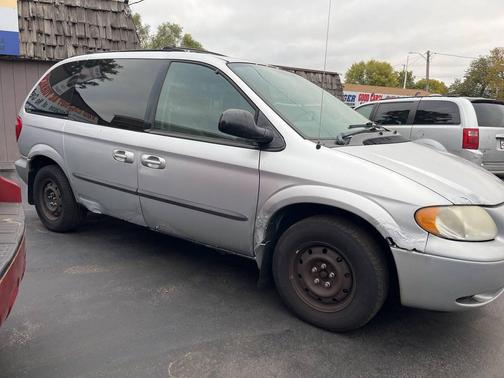2004 Chrysler Town & Country Base