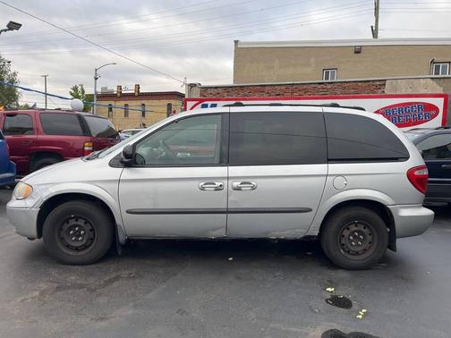 2004 Chrysler Town & Country Base