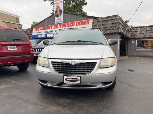 2004 Chrysler Town & Country Base