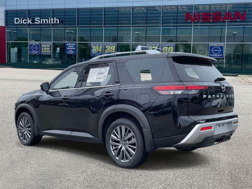 2025 Nissan Pathfinder SL FWD