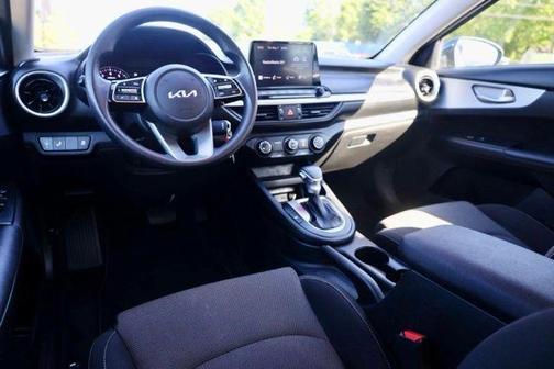 Aurora Black Pearl 2024 Kia Forte LXS