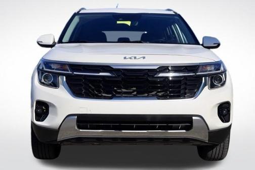 Clear White / Black Roof 2021 Kia Seltos S