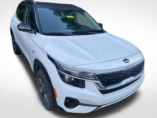 Clear White / Black Roof 2021 Kia Seltos S