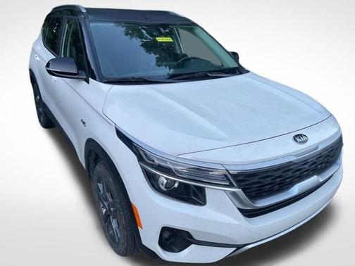 Clear White / Black Roof 2021 Kia Seltos S