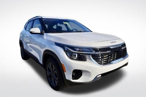 Clear White / Black Roof 2021 Kia Seltos S