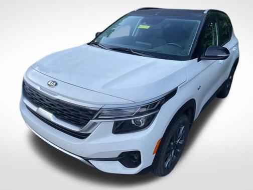 Clear White / Black Roof 2021 Kia Seltos S