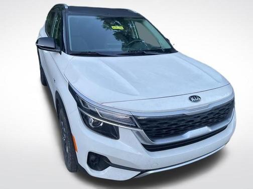 Clear White / Black Roof 2021 Kia Seltos S