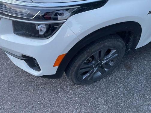 Clear White / Black Roof 2021 Kia Seltos S