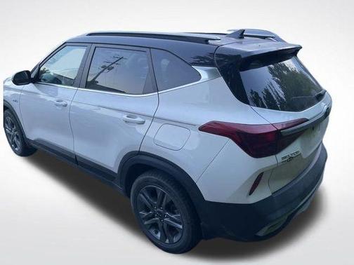 Clear White / Black Roof 2021 Kia Seltos S