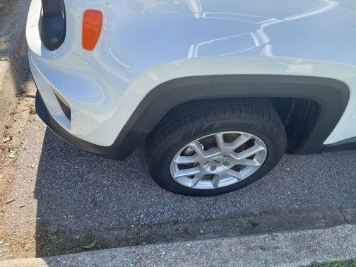 Alpine White Clearcoat 2023 Jeep Renegade Latitude