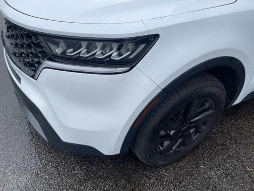 Glacial White Pearl 2022 Kia Sorento S