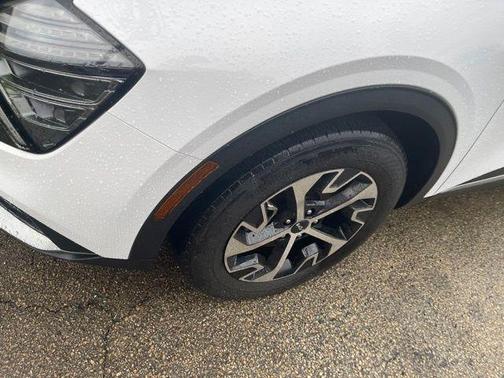 Glacial White Pearl 2024 Kia Sportage EX