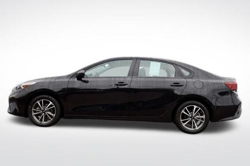 Aurora Black Pearl 2022 Kia Forte LXS