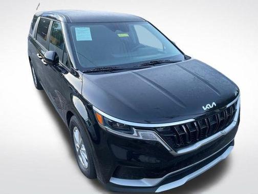 Aurora Black Pearl 2023 Kia Carnival LX Seat Package