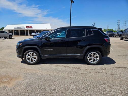 Diamond Black Crystal Pearlcoat 2024 Jeep Compass Latitude