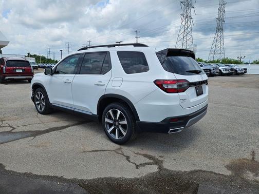 Platinum White Pearl 2023 Honda Pilot Touring 8-Passenger