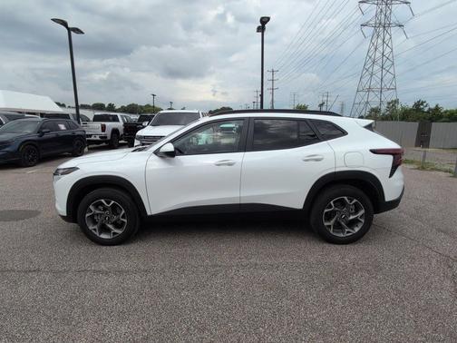 Summit White 2025 Chevrolet Trax LT