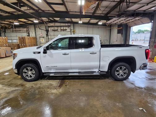 Glacier White Tricoat 2026 GMC Sierra 1500 SLT