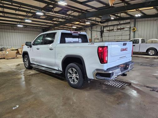 Glacier White Tricoat 2026 GMC Sierra 1500 SLT