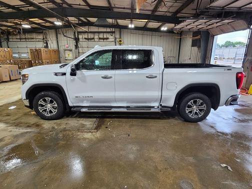 Glacier White Tricoat 2026 GMC Sierra 1500 SLT