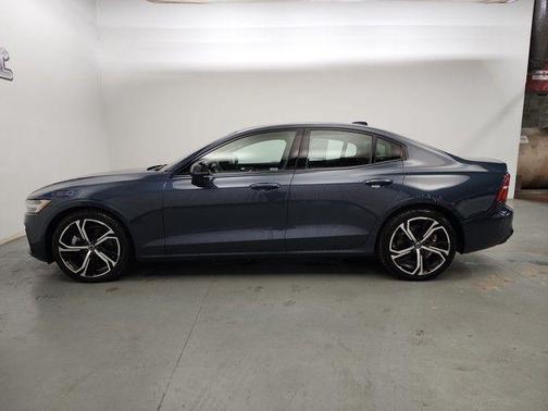 2024 Volvo S60 B5 Core Dark Theme