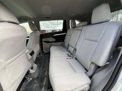 Celestial Silver Metallic 2019 Toyota Highlander LE